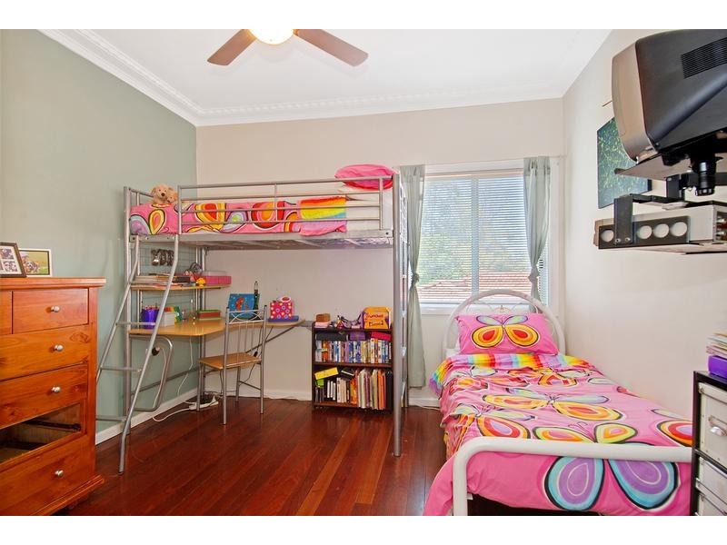 386 Northcliffe Drive, Lake Heights NSW 2502