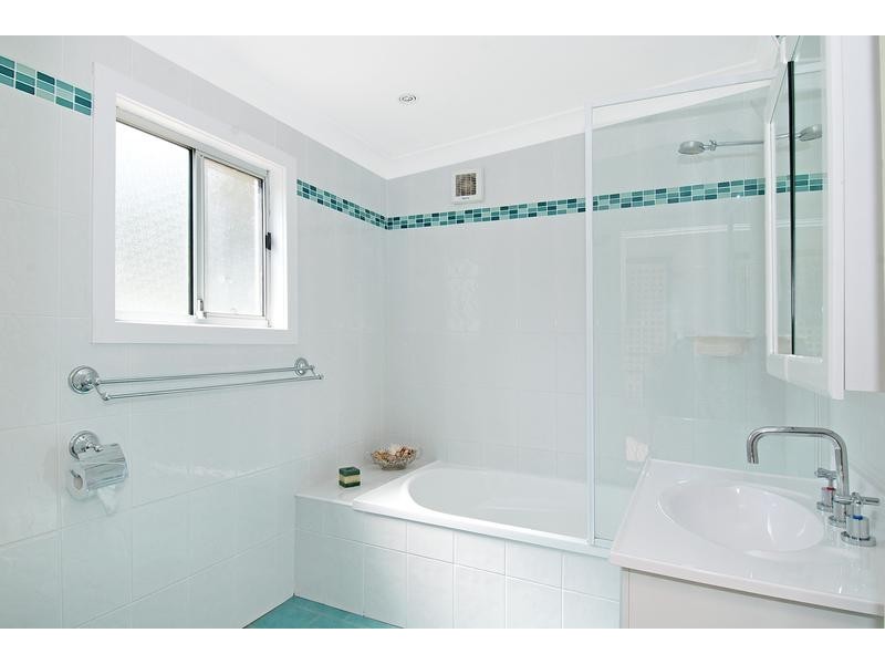 386 Northcliffe Drive, Lake Heights NSW 2502