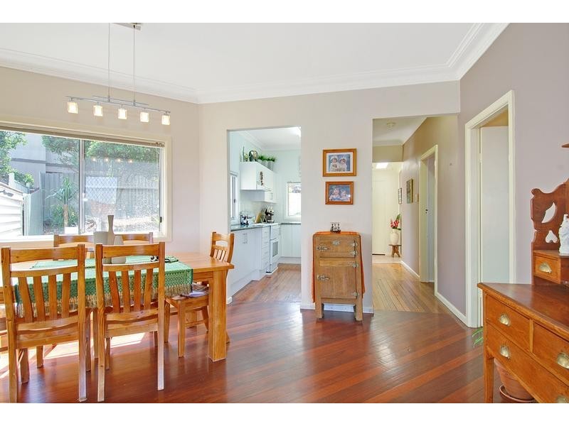 386 Northcliffe Drive, Lake Heights NSW 2502