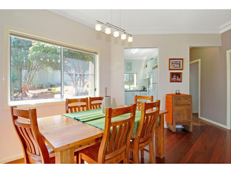 386 Northcliffe Drive, Lake Heights NSW 2502