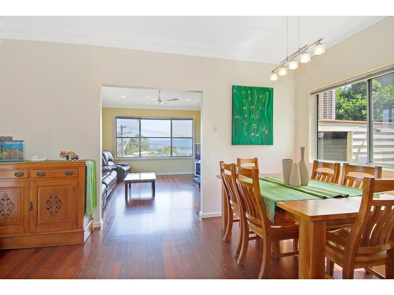 386 Northcliffe Drive, Lake Heights NSW 2502