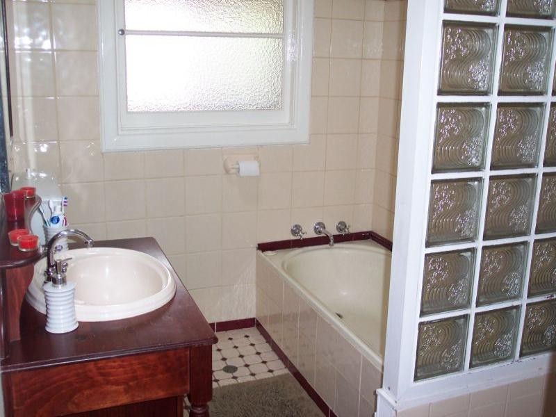 4 Barina Avenue, Lake Heights NSW 2502