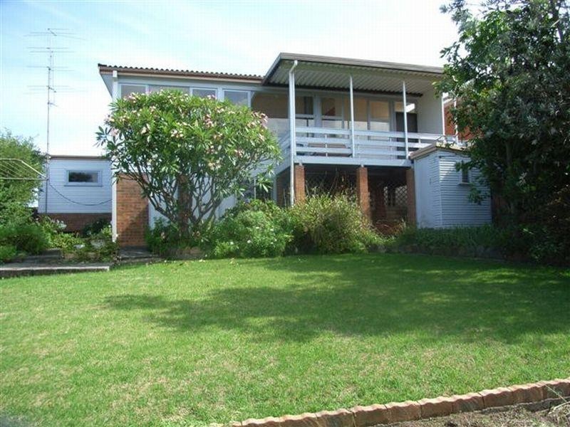 76 Blackman Parade, Unanderra NSW 2526