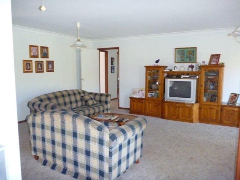 11 Regency Crescent, Berkeley NSW 2506