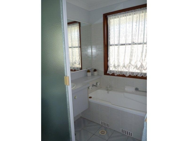 11 Regency Crescent, Berkeley NSW 2506