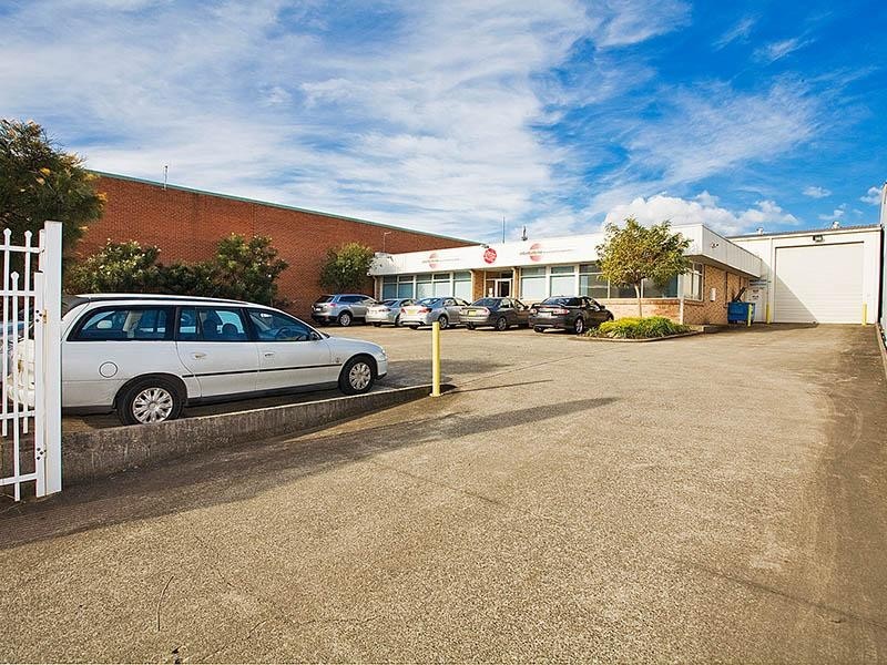 21 Waverley Drive, Unanderra NSW 2526