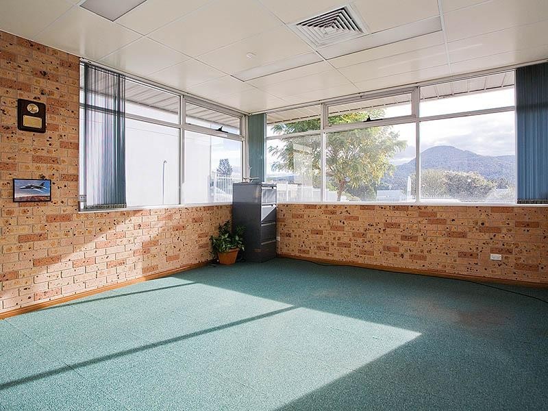 21 Waverley Drive, Unanderra NSW 2526