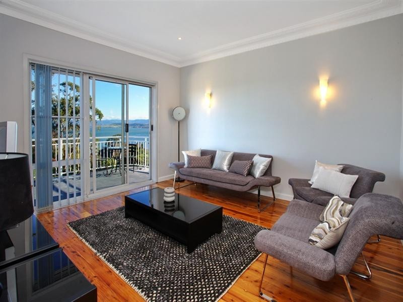 284 Northcliffe Drive, Lake Heights NSW 2502