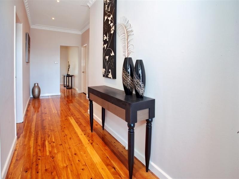 284 Northcliffe Drive, Lake Heights NSW 2502