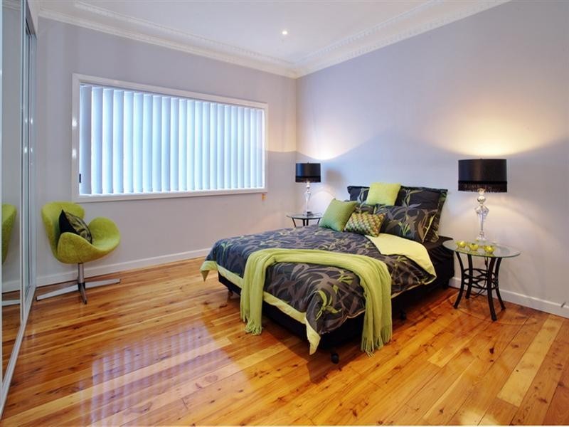 284 Northcliffe Drive, Lake Heights NSW 2502