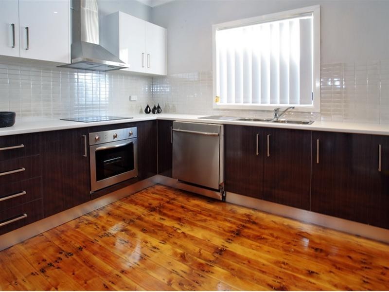 284 Northcliffe Drive, Lake Heights NSW 2502