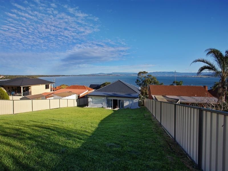 284 Northcliffe Drive, Lake Heights NSW 2502