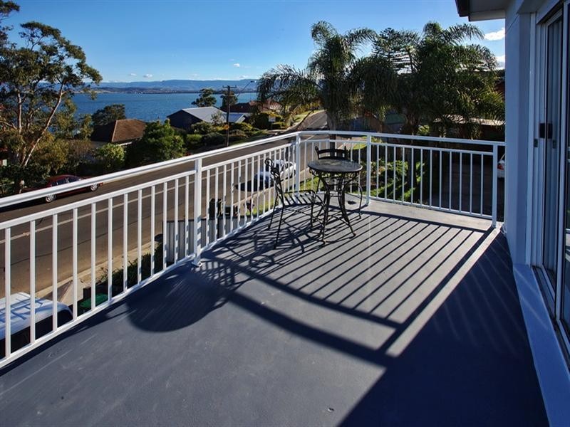 284 Northcliffe Drive, Lake Heights NSW 2502