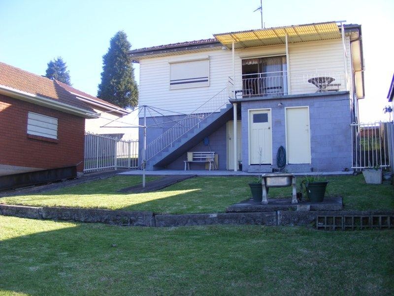 63 Weringa Avenue, Lake Heights NSW 2502
