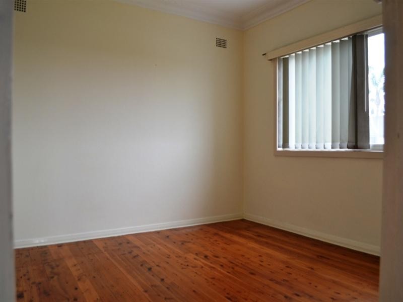 42 Lake Heights Road, Lake Heights NSW 2502