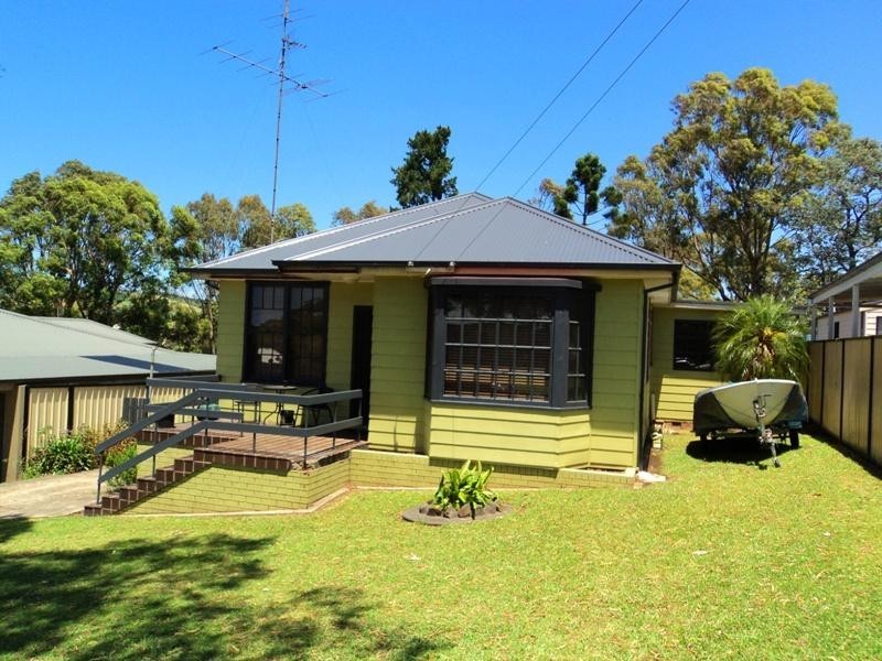 37 Blackman Parade, Unanderra NSW 2526
