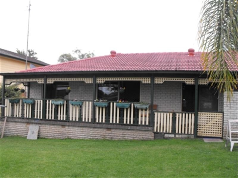 17 Poplar Avenue, Unanderra NSW 2526