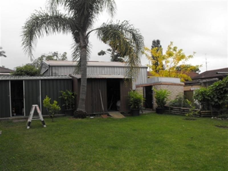 17 Poplar Avenue, Unanderra NSW 2526