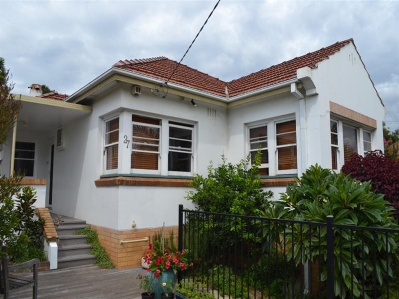 27 Rowland Avenue, Wollongong NSW 2500