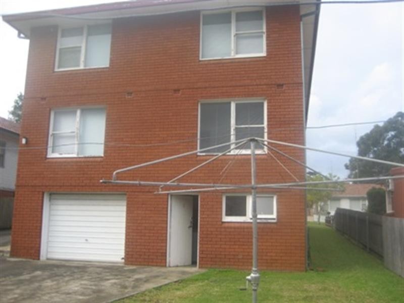 8 London Drive, West Wollongong NSW 2500
