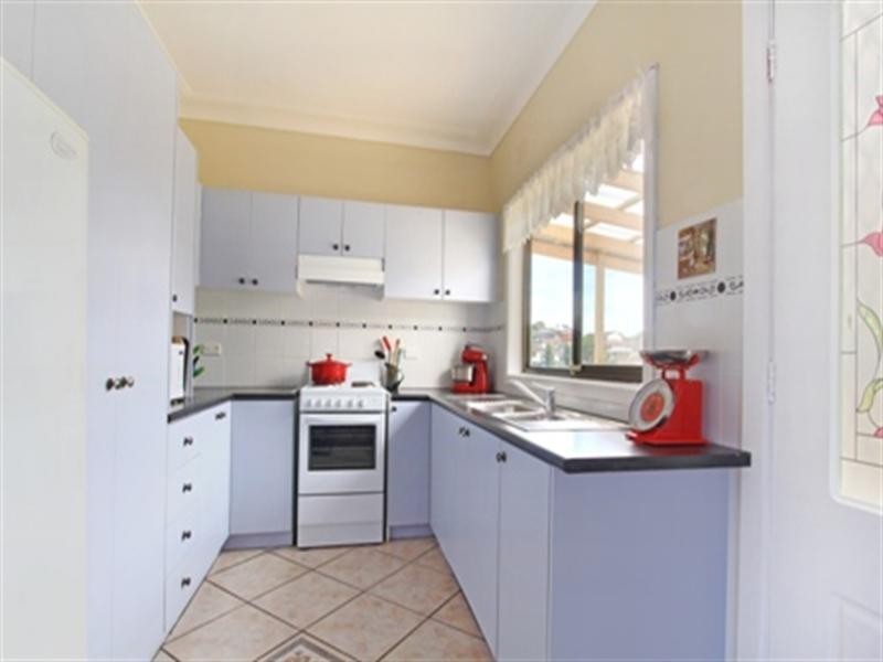 88 Weringa Avenue, Lake Heights NSW 2502