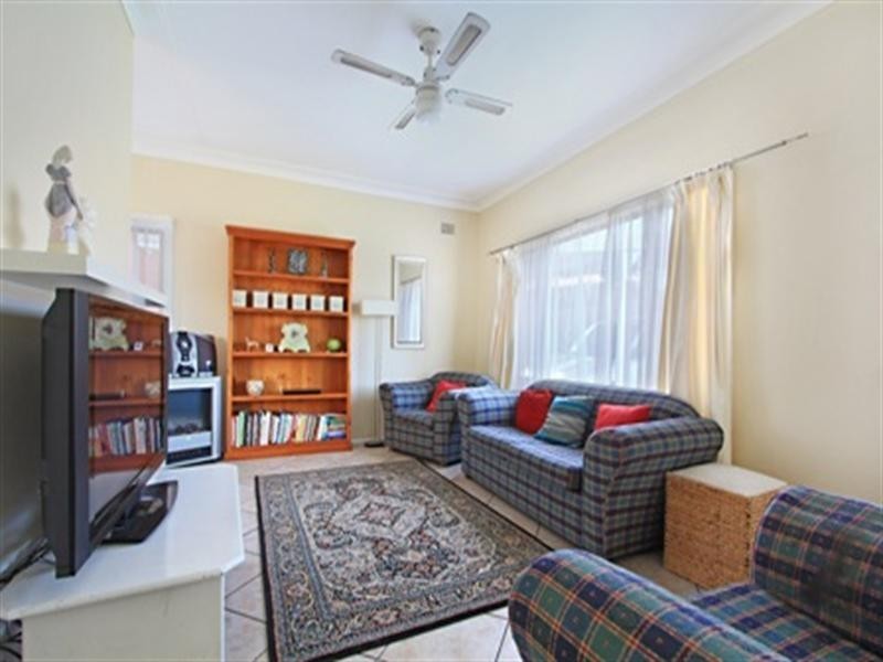 88 Weringa Avenue, Lake Heights NSW 2502