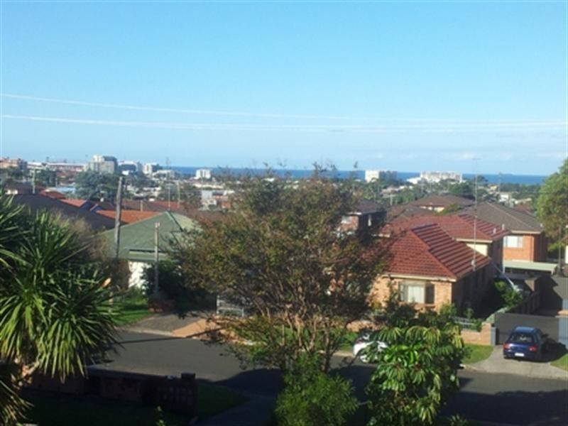 4/10 Myrtle Street, Coniston NSW 2500