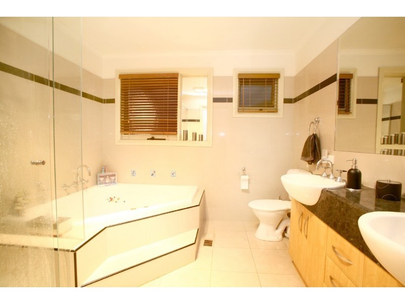 8 Turramurra Drive, Rowville VIC 3178