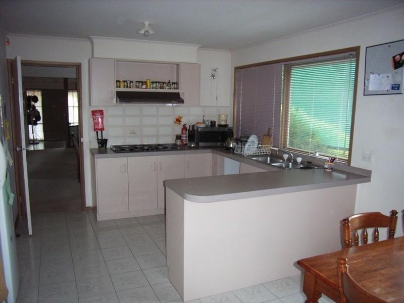 33 Pitfield Crescent, Rowville VIC 3178