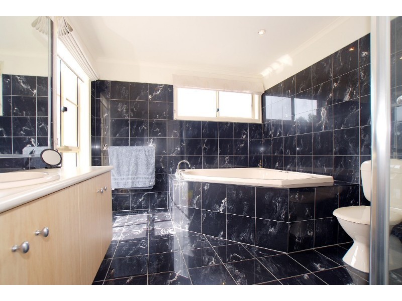 8 Norris Road, Rowville VIC 3178