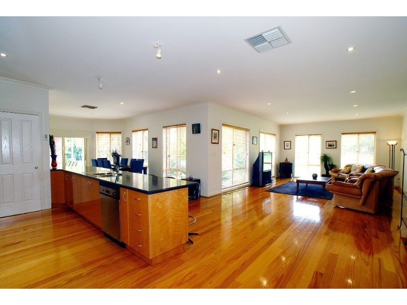 8 Norris Road, Rowville VIC 3178