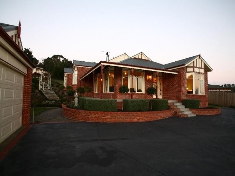 13 Forrest Hill Grove, Lysterfield South VIC 3156