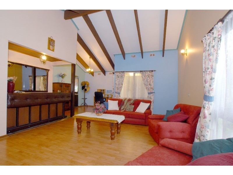 8 Bridgewater Way, Rowville VIC 3178