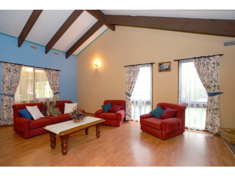 8 Bridgewater Way, Rowville VIC 3178