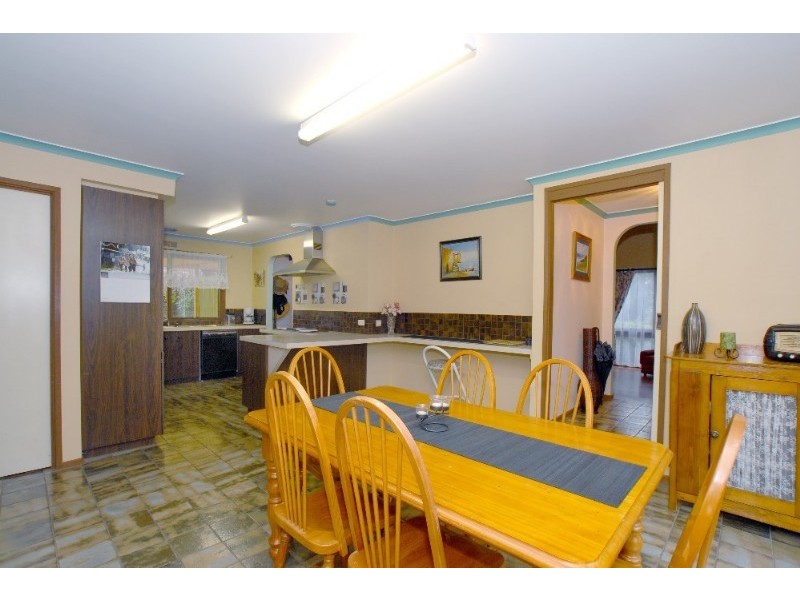 8 Bridgewater Way, Rowville VIC 3178