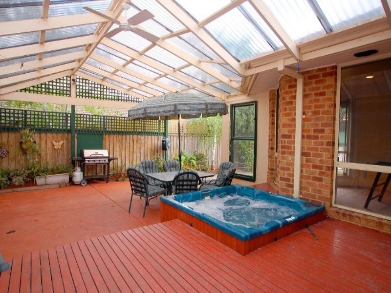 18 Longwood Close, Rowville VIC 3178