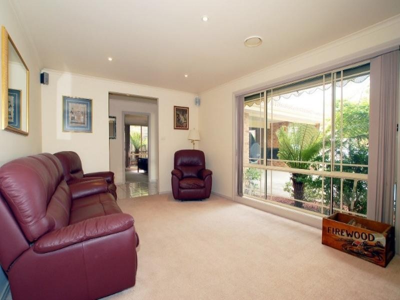 18 Longwood Close, Rowville VIC 3178