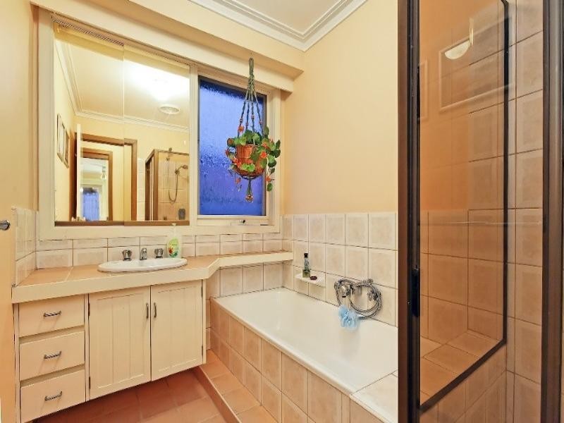 8 Erie Avenue, Rowville VIC 3178