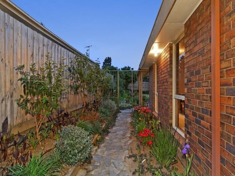 8 Erie Avenue, Rowville VIC 3178