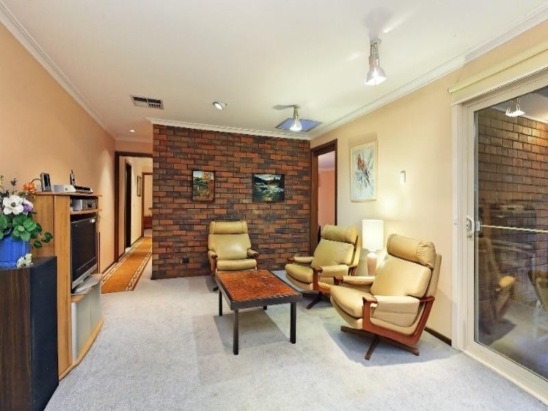 8 Erie Avenue, Rowville VIC 3178