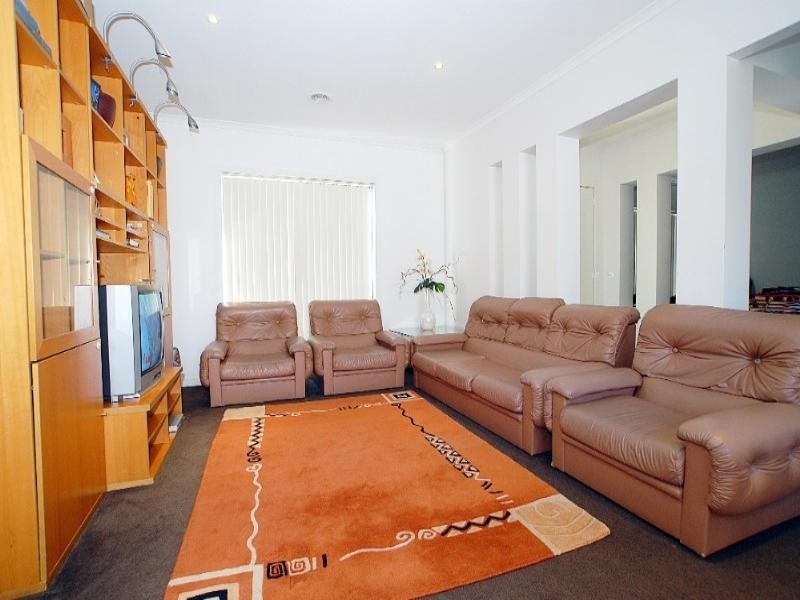 95 Sovereign Manors Crescent, Rowville VIC 3178