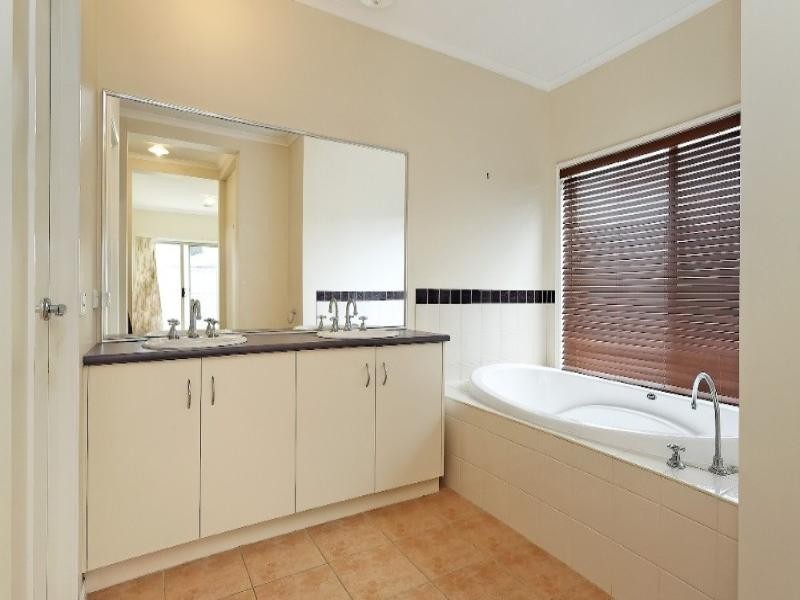 17 Hopkins Pass, Pakenham VIC 3810