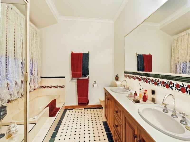 5 Ruby Close, Rowville VIC 3178