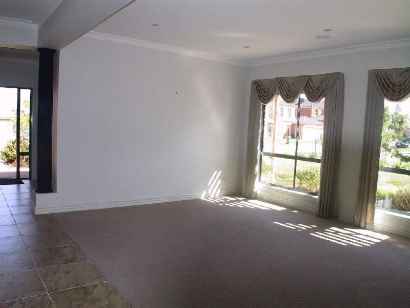 30 Sovereign Crest Boulevard, Rowville VIC 3178