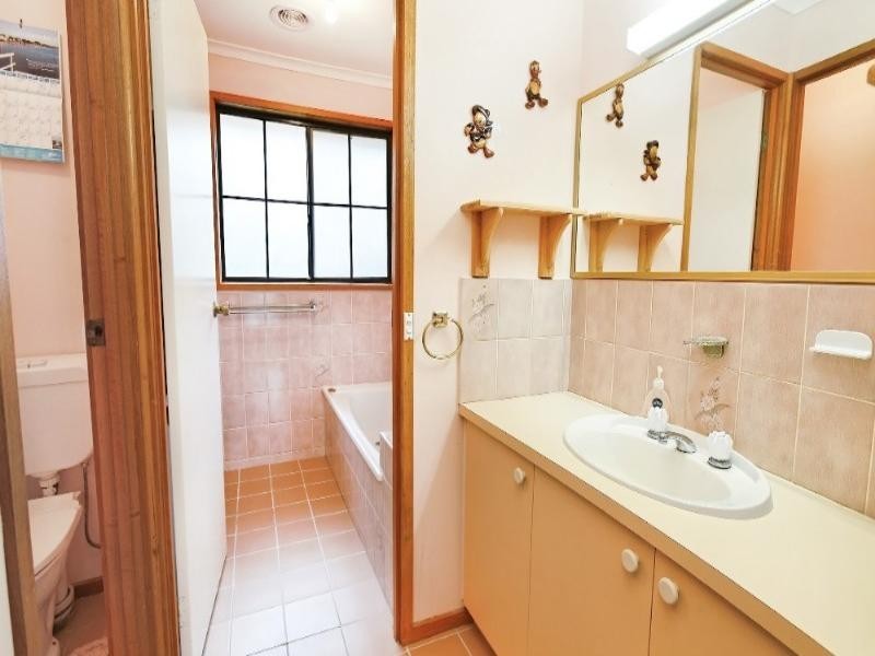 2 Prior Court, Rowville VIC 3178