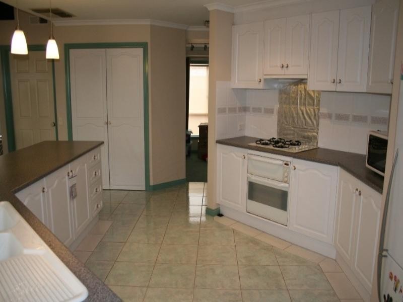 18 Brooklyn Bay Close, Rowville VIC 3178