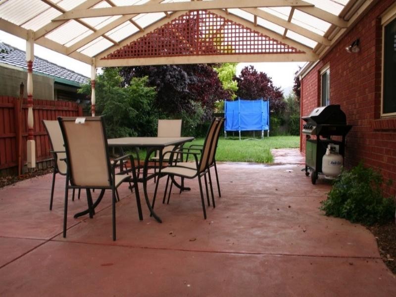 18 Brooklyn Bay Close, Rowville VIC 3178