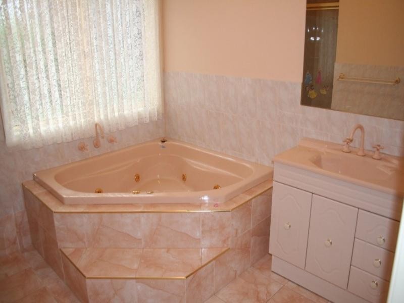 18 Brooklyn Bay Close, Rowville VIC 3178