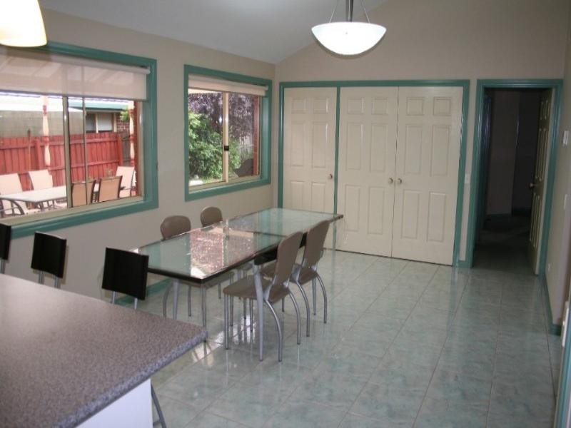 18 Brooklyn Bay Close, Rowville VIC 3178