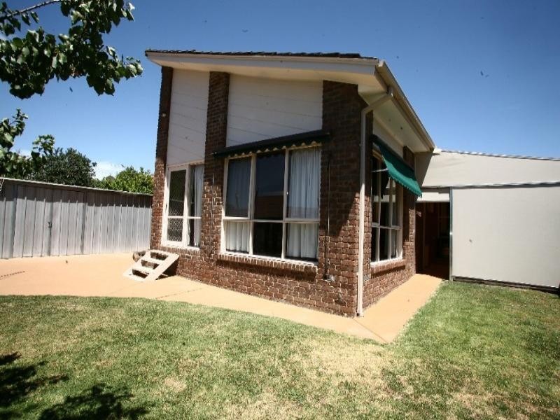 8 Karoo Road, Rowville VIC 3178